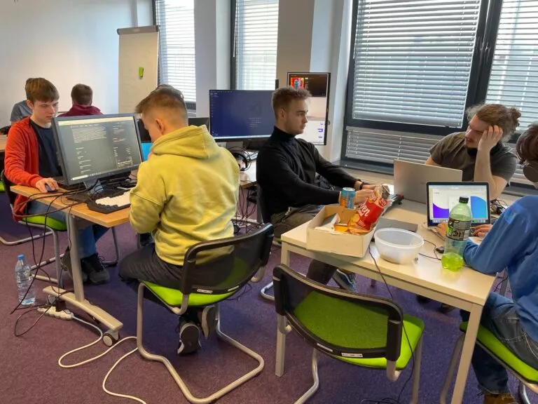 Hakaton — praca zespołowa i prezentacje projektów